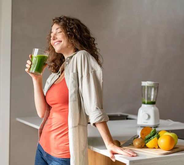 Una mujer practica un estilo de vida saludable en casa